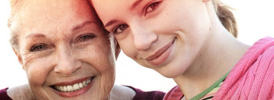 Billede af to kvinder, en ældre på venstre side og en yngre på højre side. Billedet illustrerer historien af o.b. og vi har bidraget til at øge livskvaliteten i mere end 60 år.